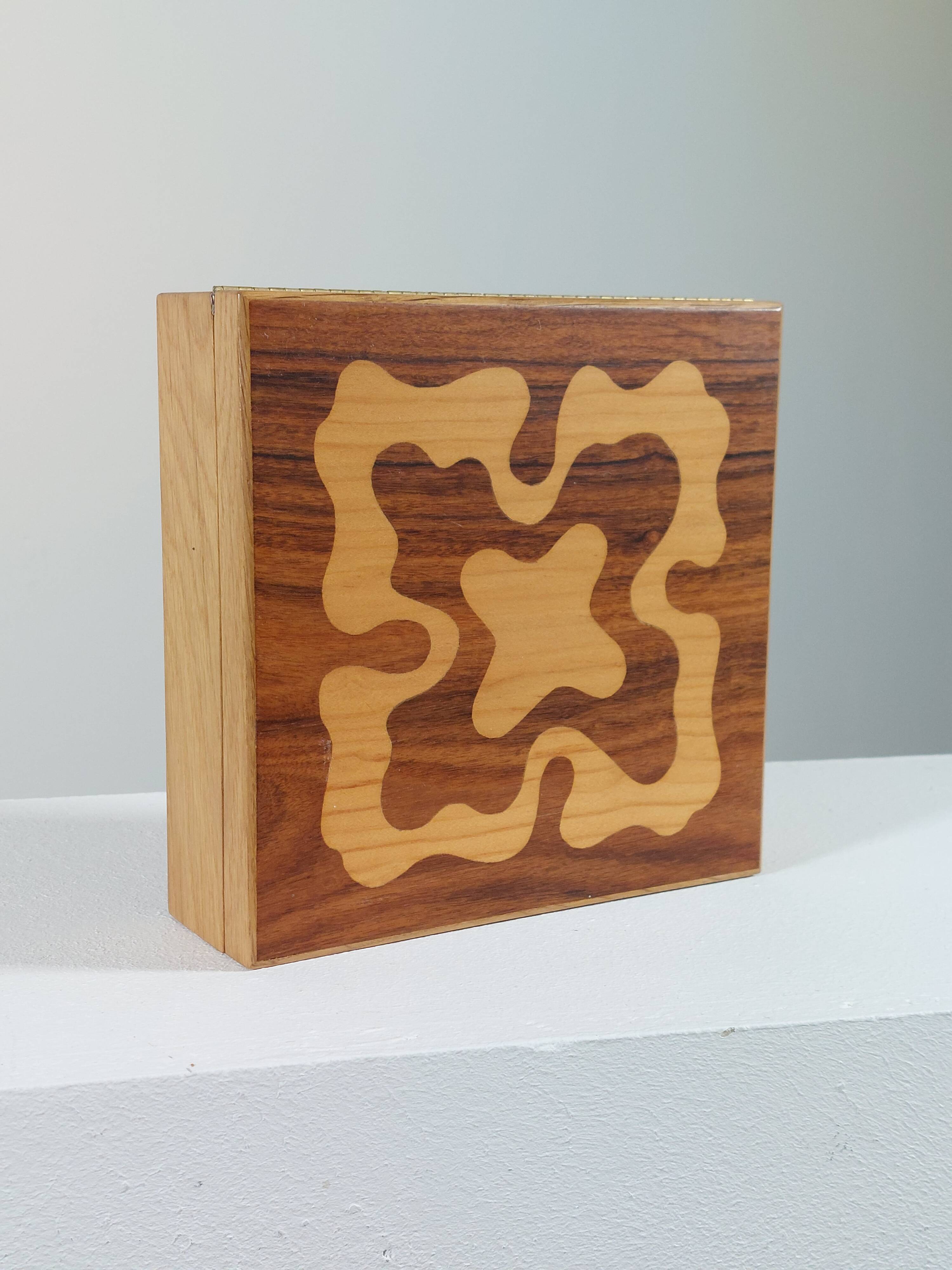 Boîte en bois vintage faite à la main avec des incrustations
