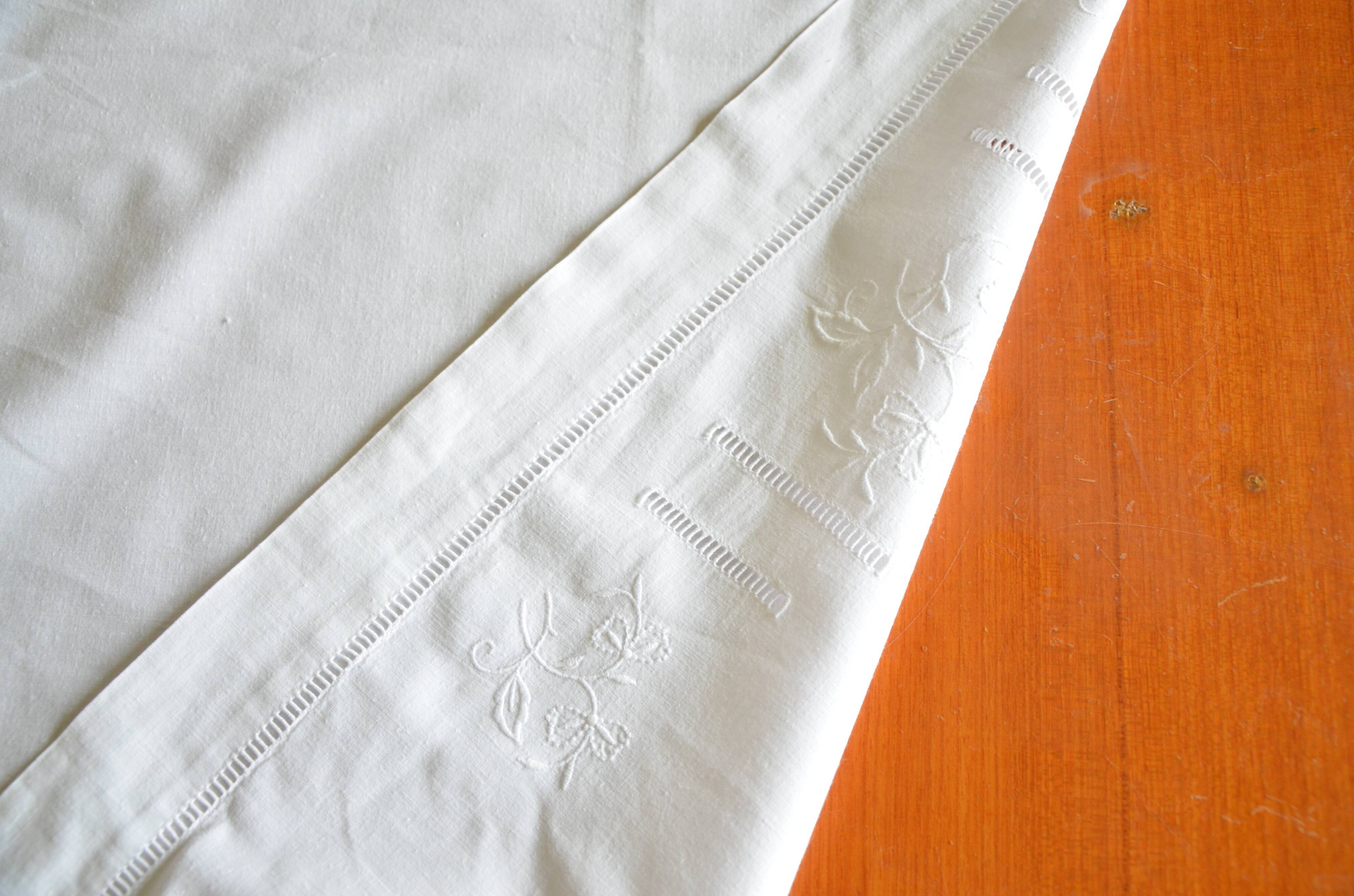 Embroidered children's bedding set
