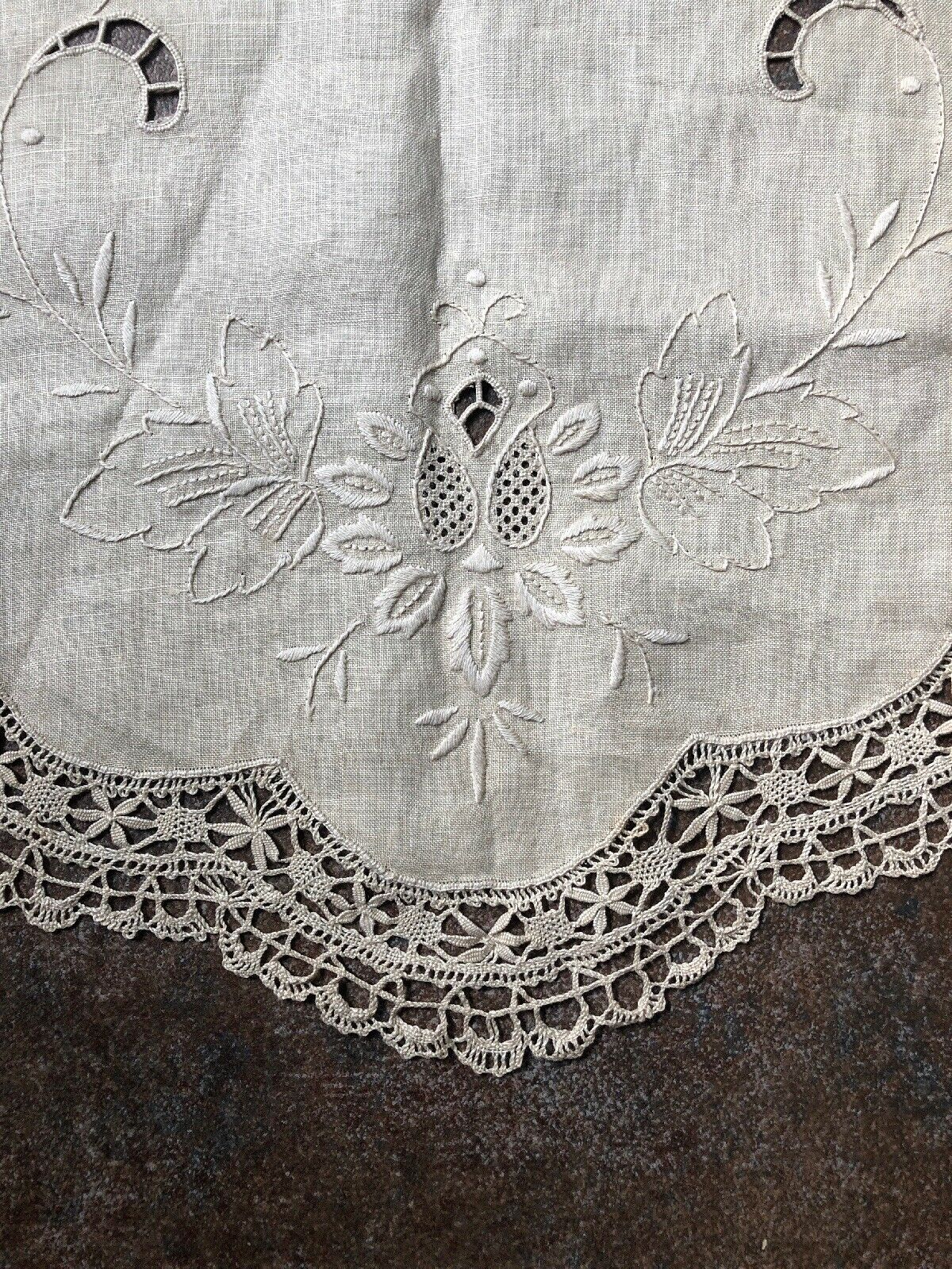 Old table path in linen yarn and crochet