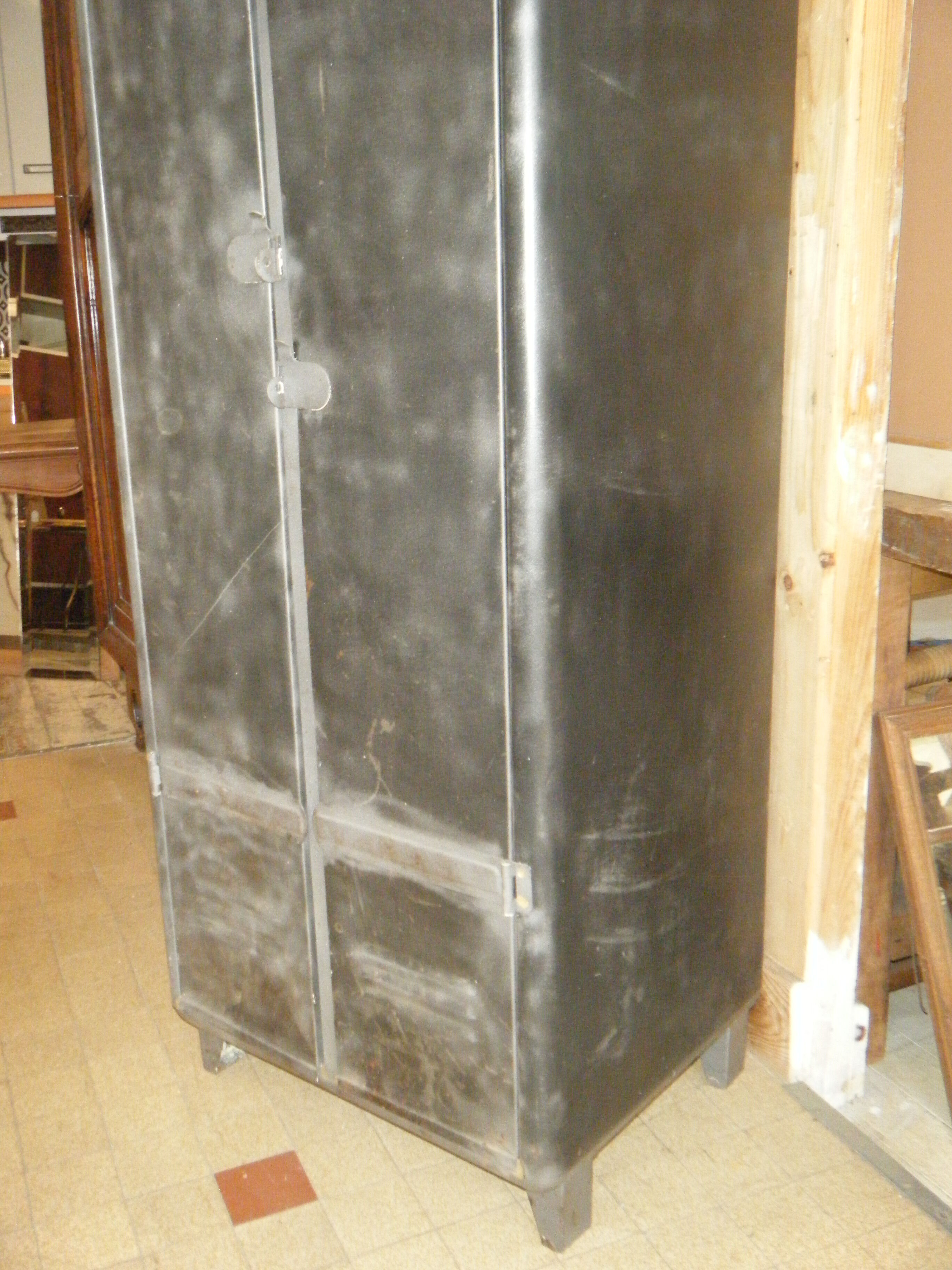 Cloakroom steel rounded corners