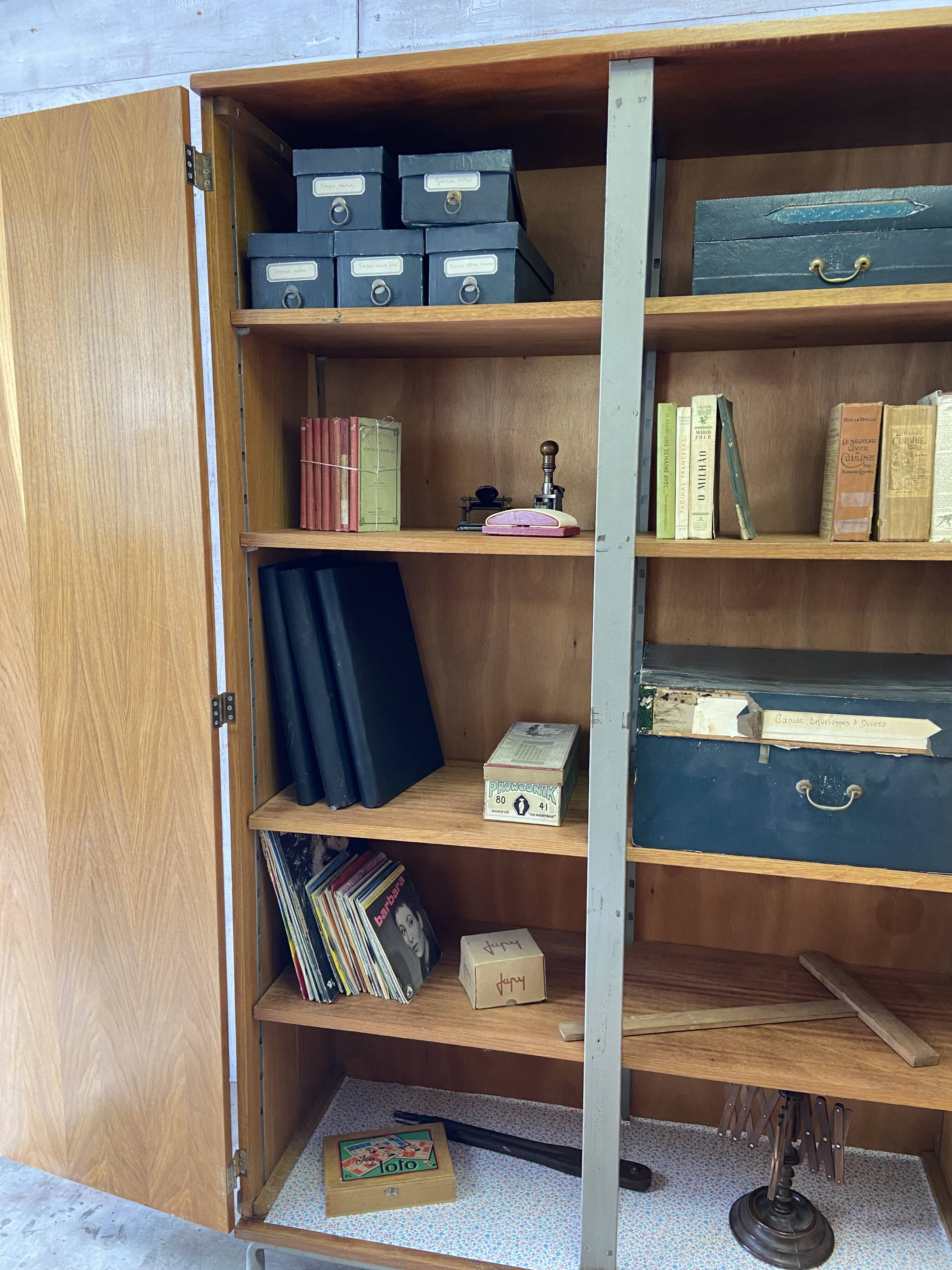 Armoire d'école vintage