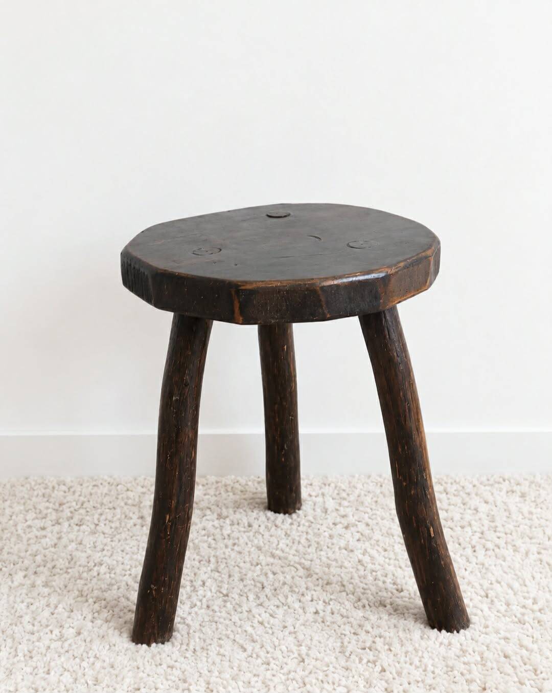 Tabouret tripode brutaliste en bois