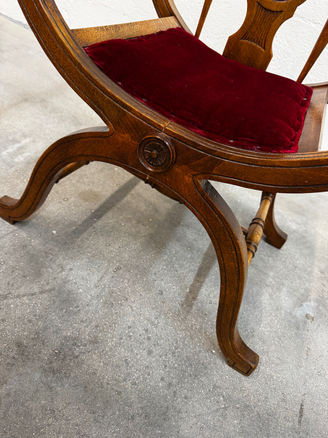 Dagobert armchair with red upholstery