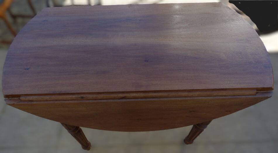 Antique round table with shutters in walnut wood on casters