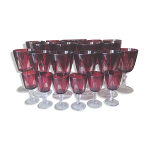 24 verres à pied rouge