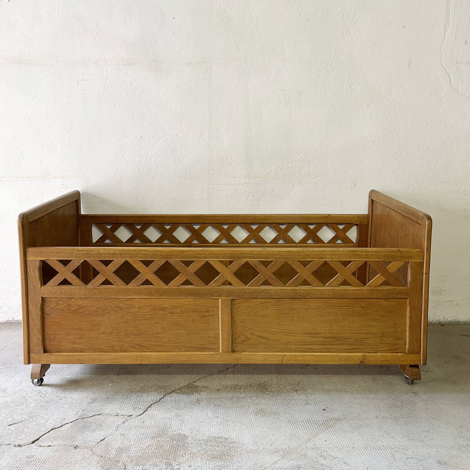 Vintage children's bed from the 50s/60s.