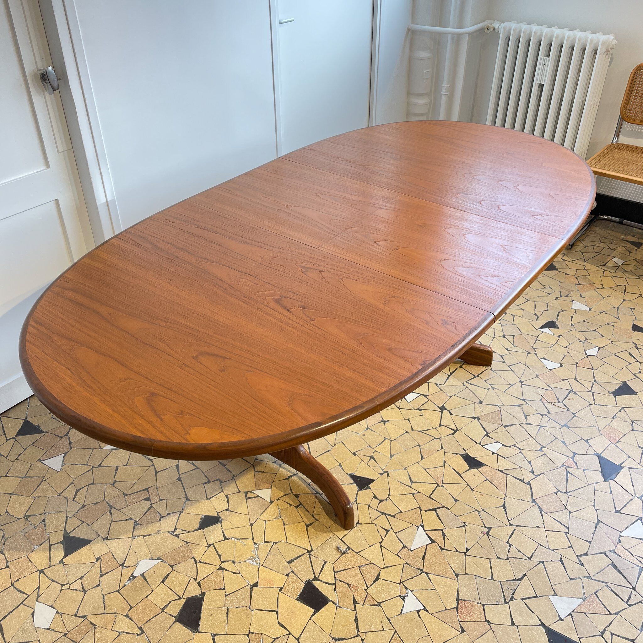 Oval table Gplan "fishtail"