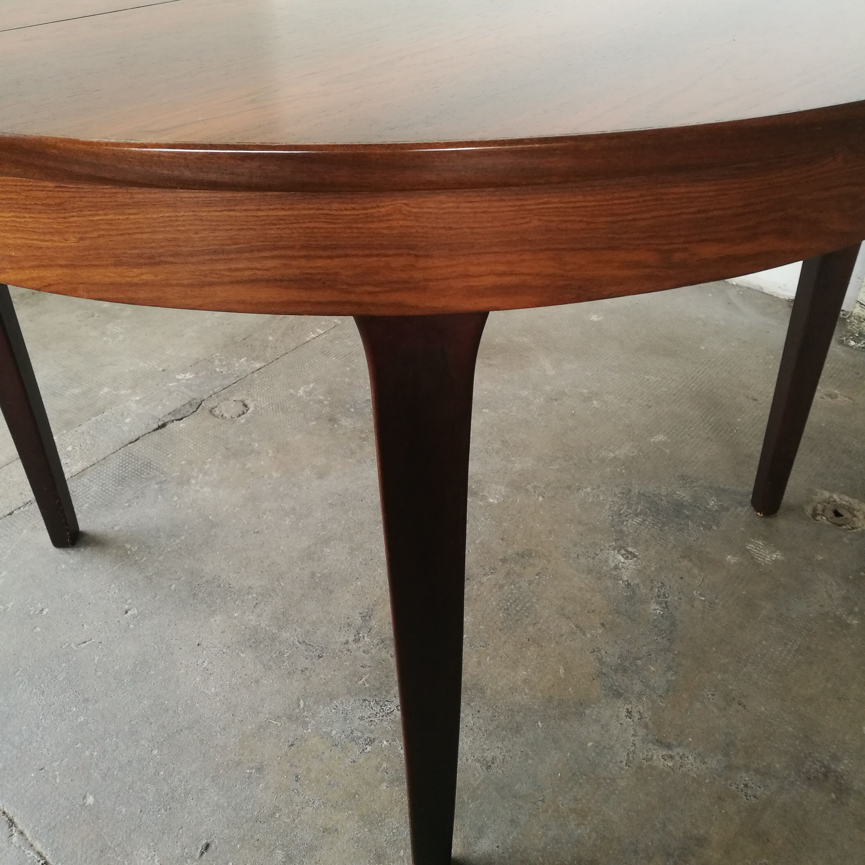Round table, rosewood extendable, butterfly extension