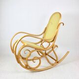 Chaise à bascule vintage en bois naturel attribuée à Michael Thonet