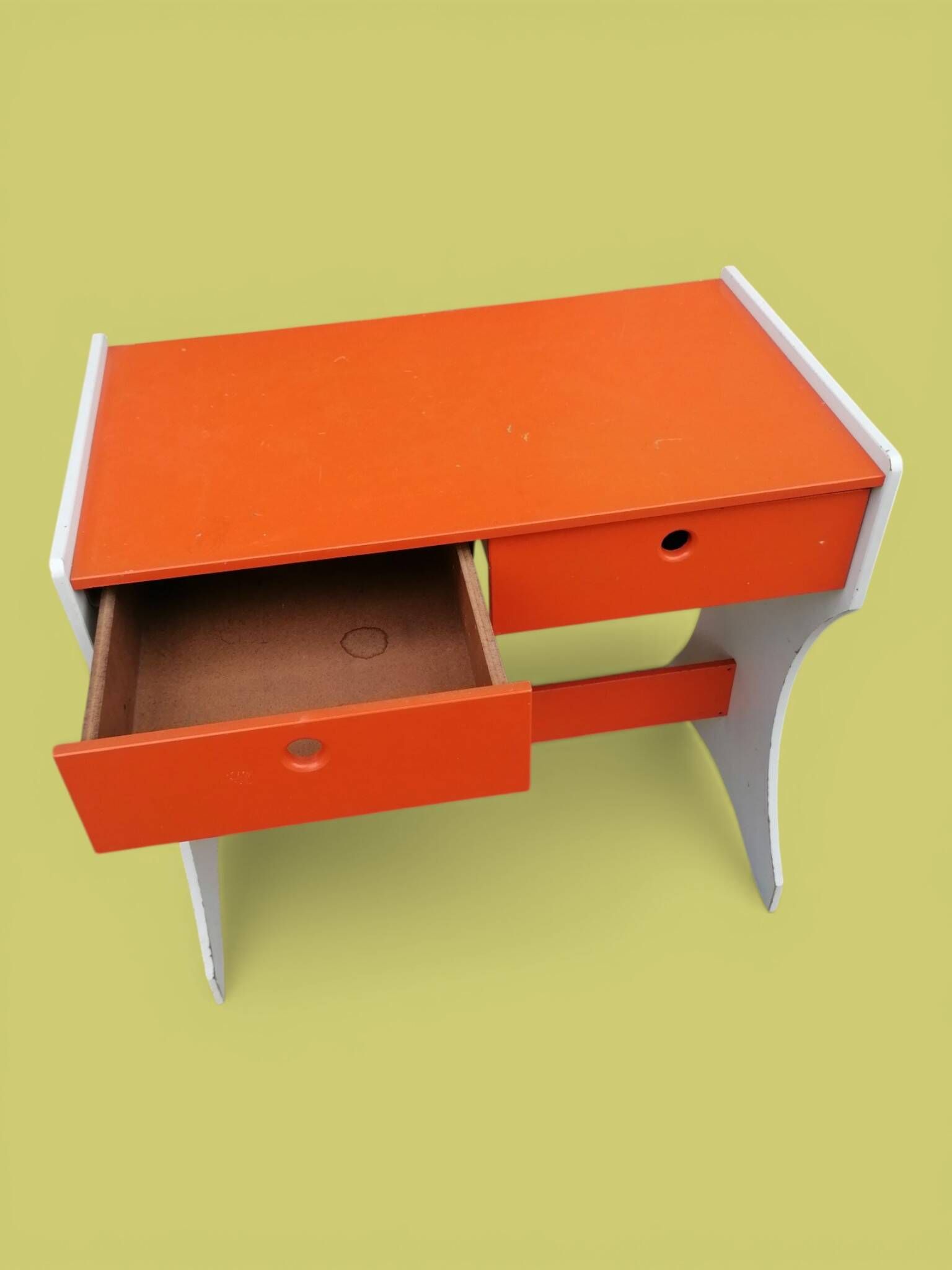 Bureau et tabouret d'écolier en bois peint orange - Années 1950 - 1970.