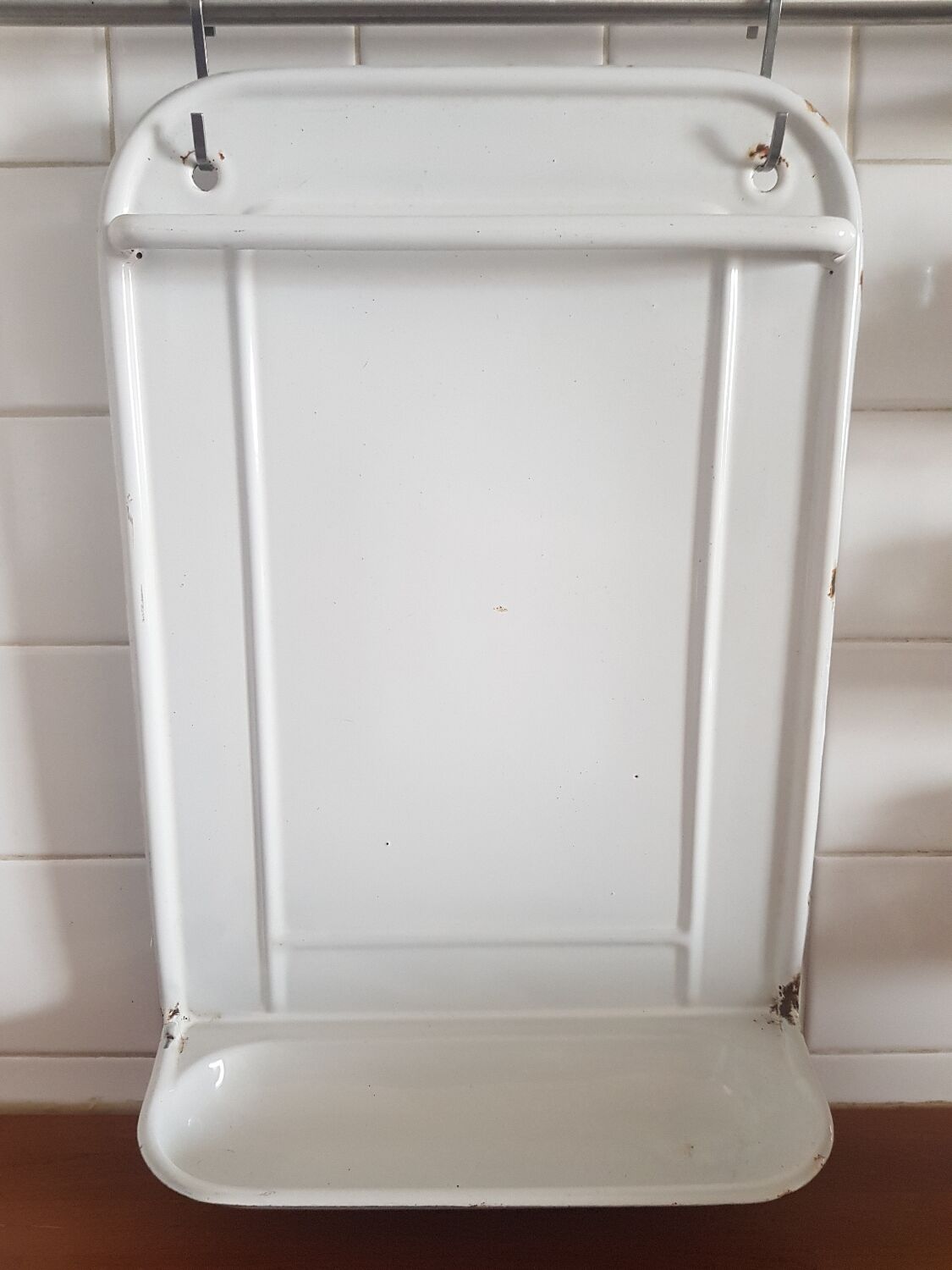 Enamelled utensil holder and ladle