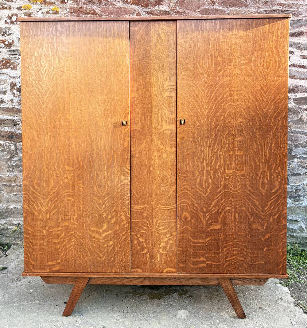 Armoire dressing vintage chêne tigré – pieds compas  50/60 – scandinave