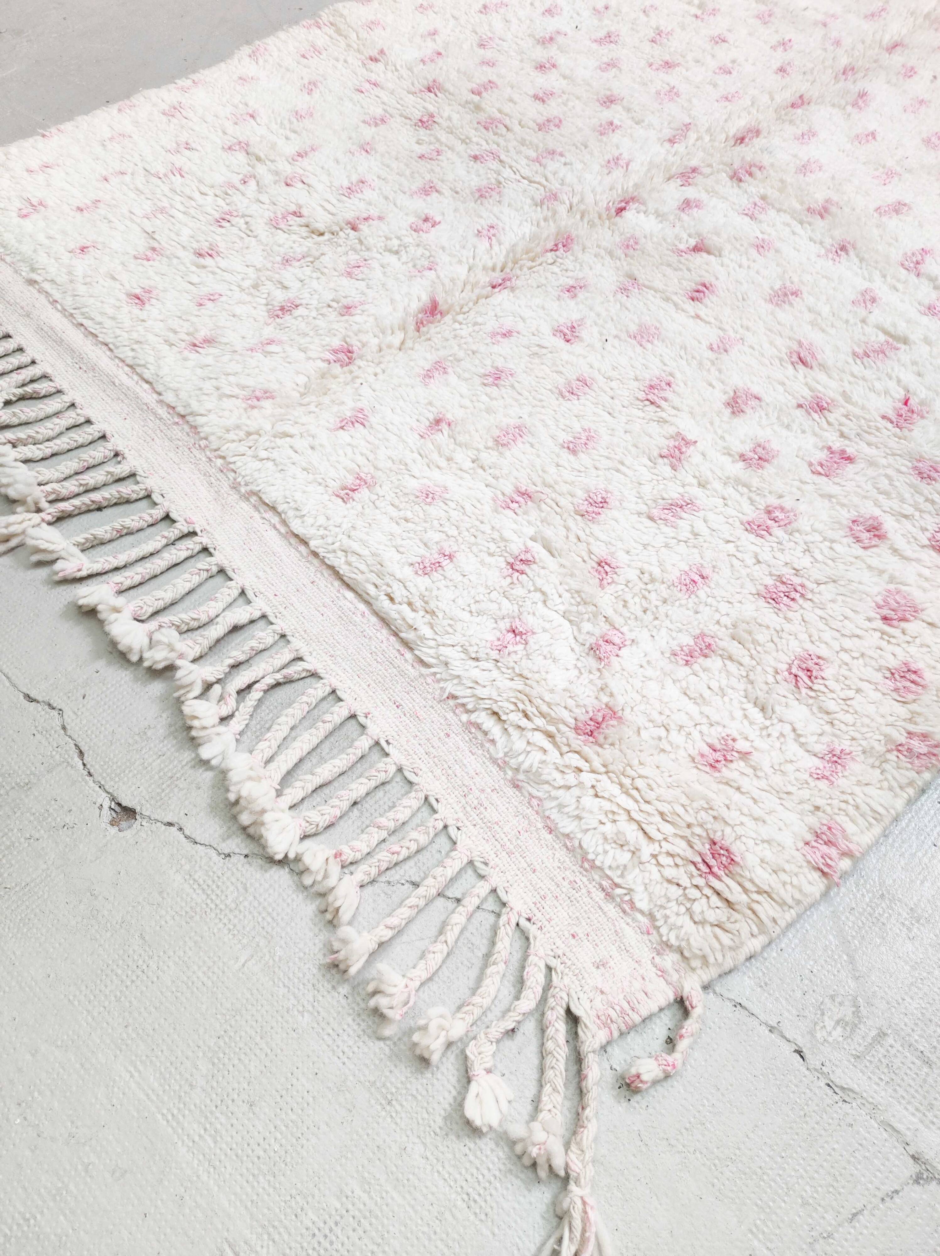 Beni Ouarain Berber rug with pink polka dots