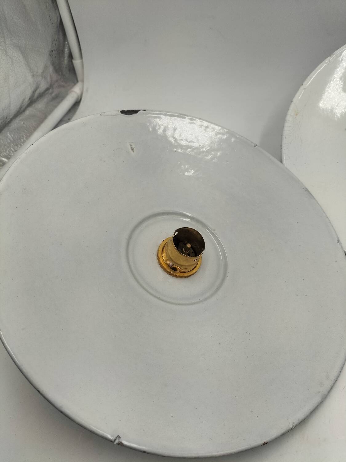 Enamelled sheet metal suspensions