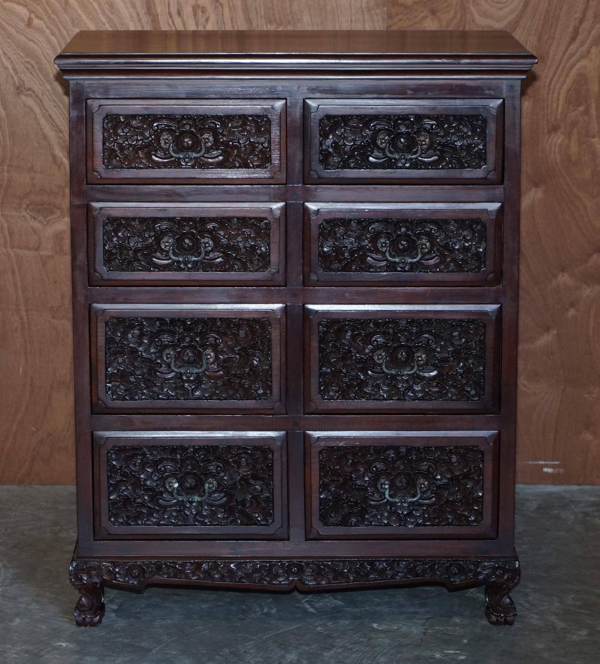 Paire de commodes vintage en bois dur sculpté