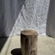 Petite table d'appoint en bois pétrifié beige gris H28 D18 - 3325