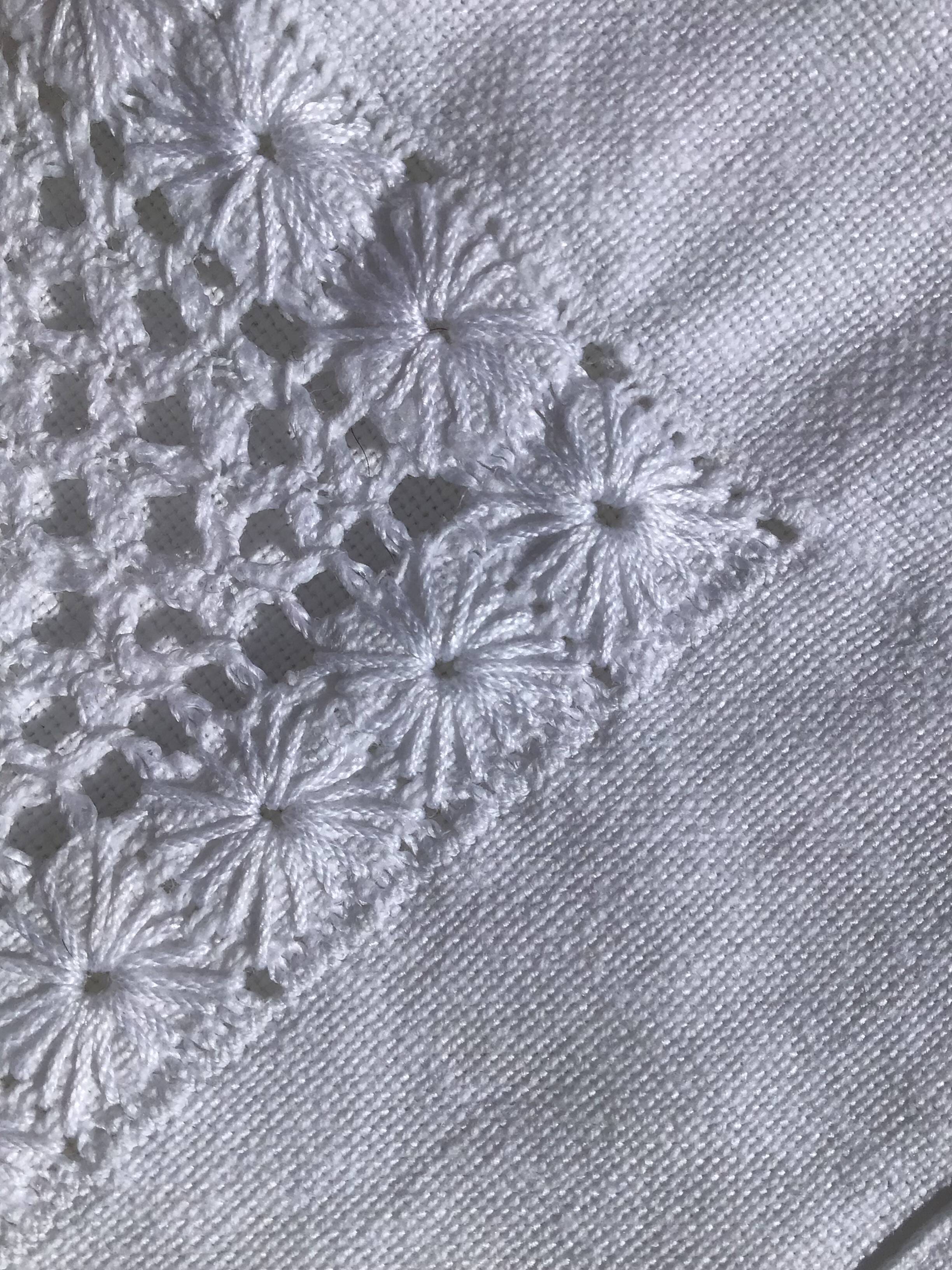 Nappe rectangulaire motif ajouré brodé