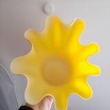 Vase mouchoir en opaline jaune satinée