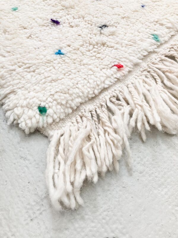 Tapis berbère beni ouarain écru à pois multicolores 255x146m