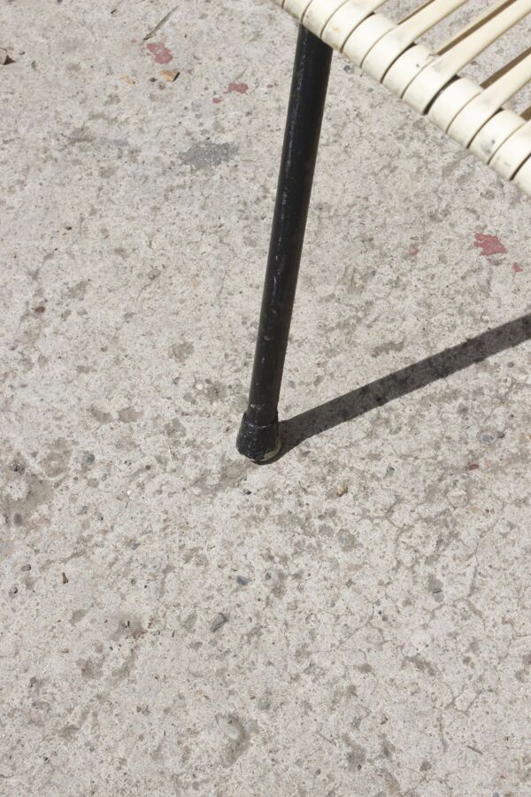 Fauteuil fer forgé, laiton & scoubidou, France 1950s