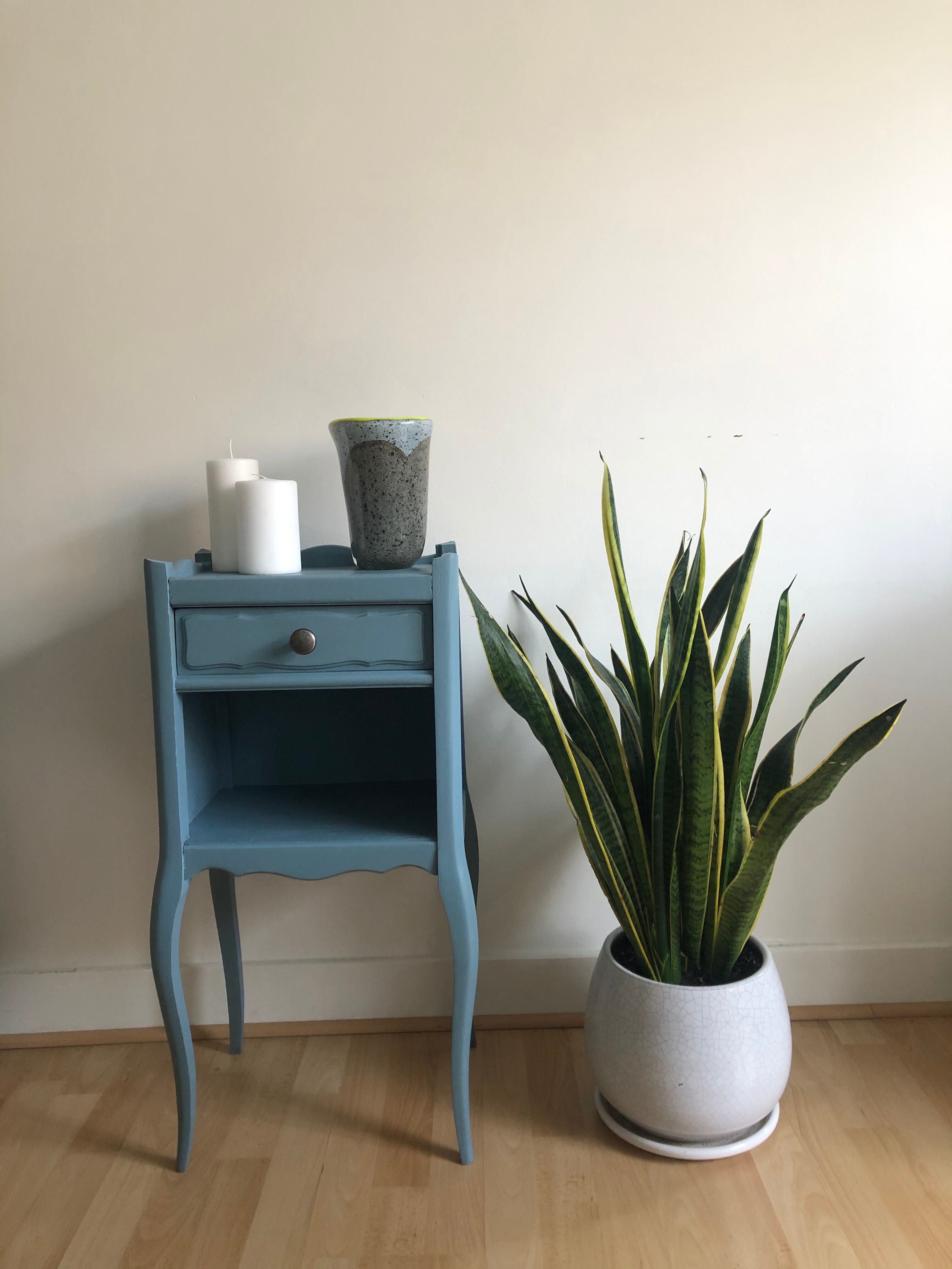 Guéridon en bois bleu