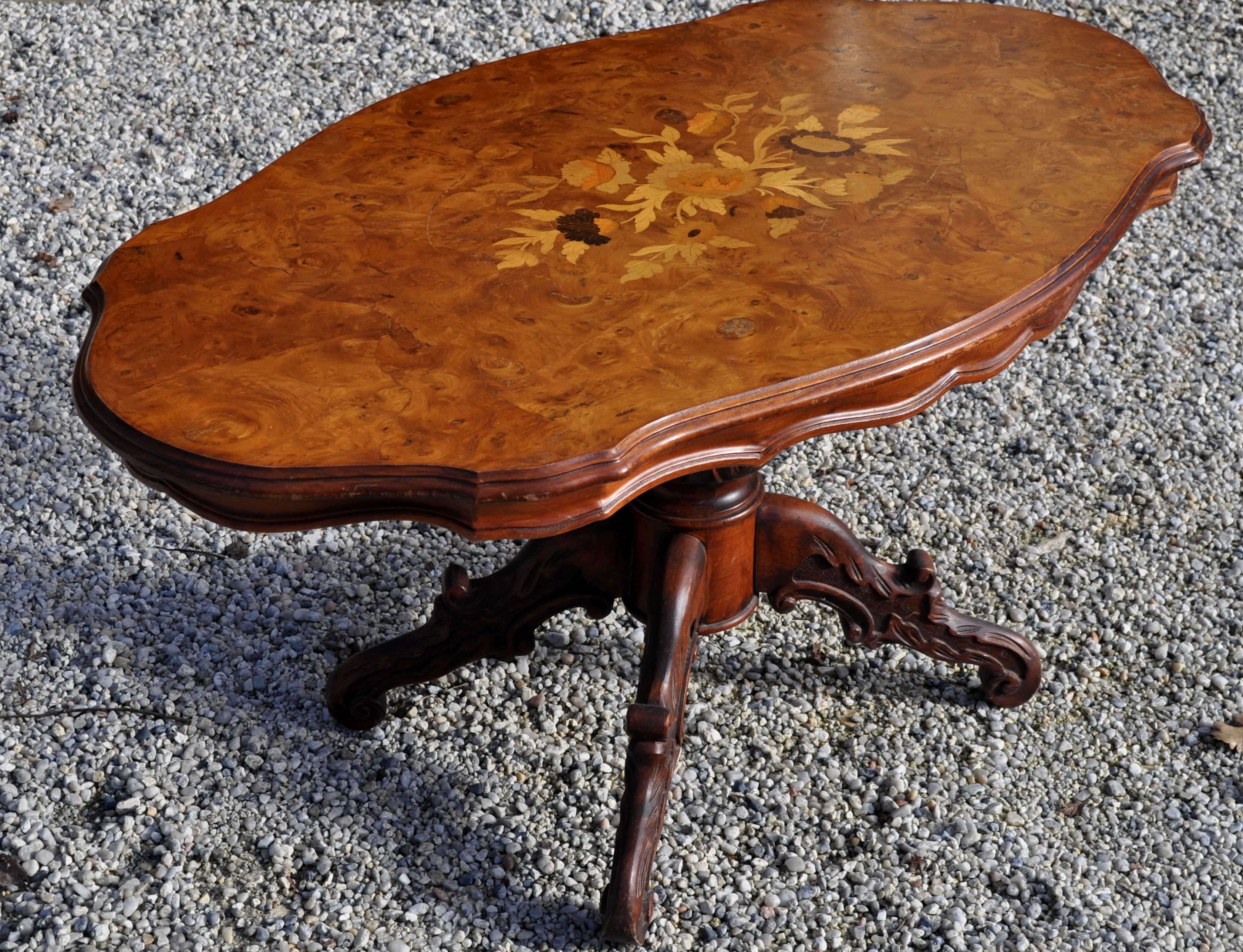 Table marquetee Rubus violin