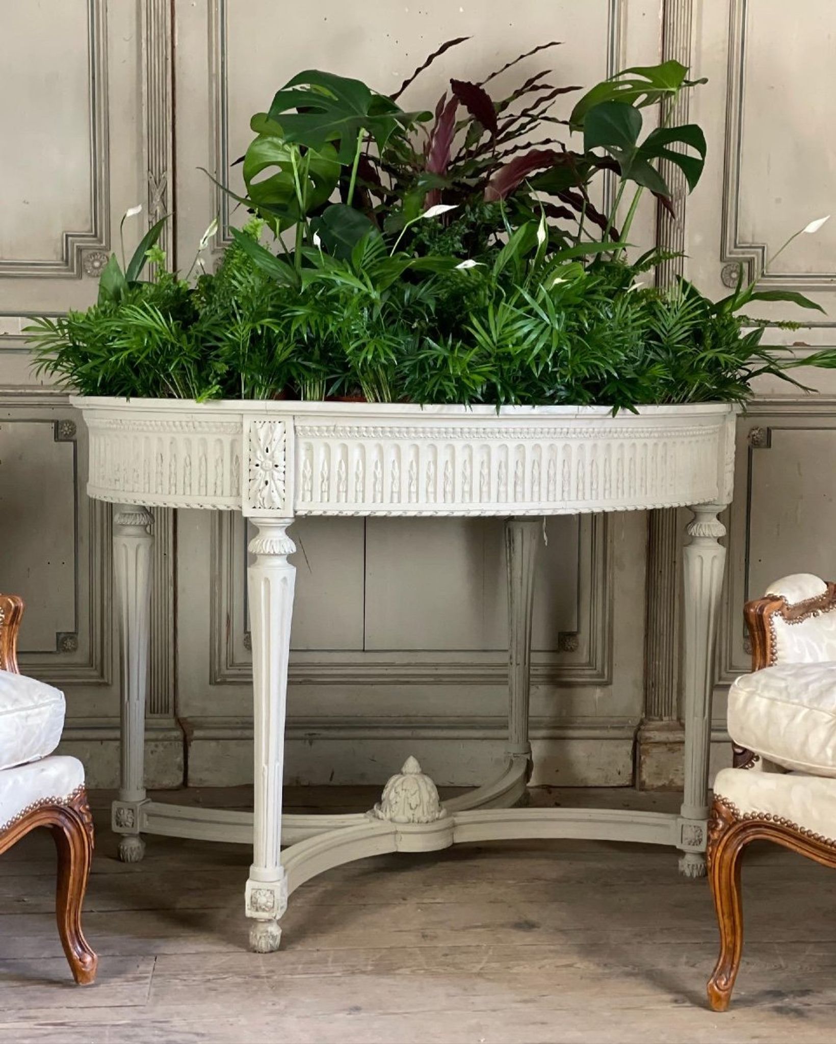Jardinière en bois sculpté peint, vers 1900