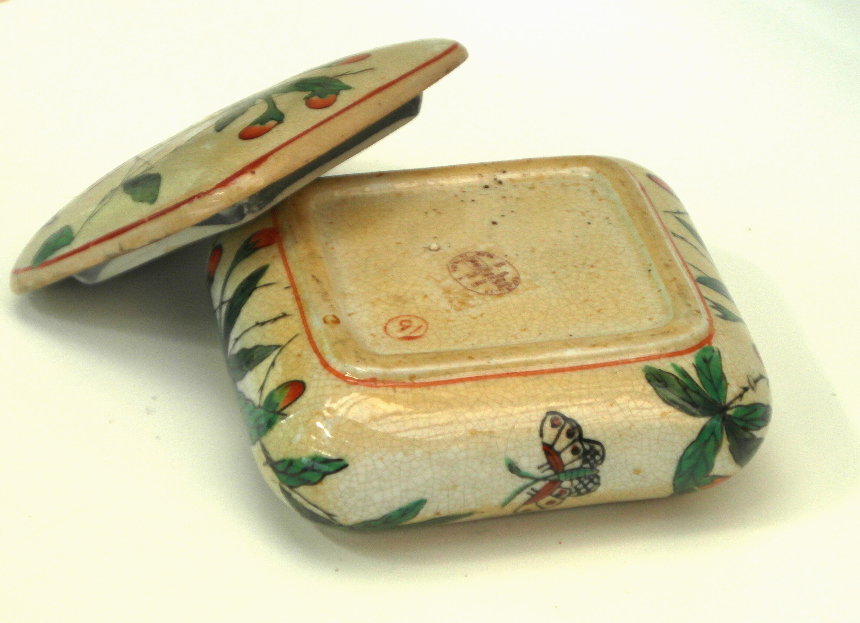 Bonbonnière décorée de feuillages et papillons