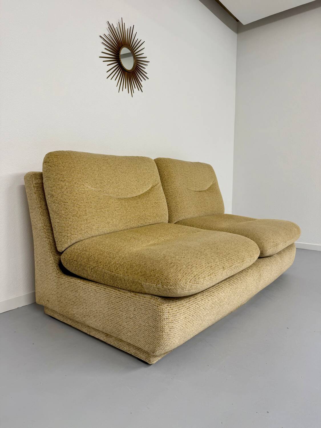 Ancien canapé 2 places convertible en velour design des années 70 vintage