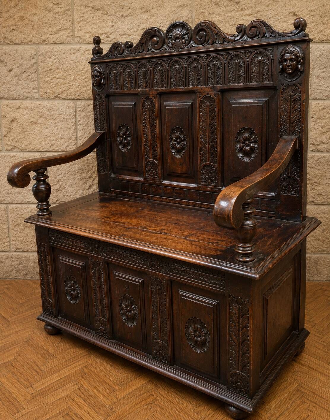 Banc coffre en bois richement sculpté – Style Renaissance – XIXe siècle