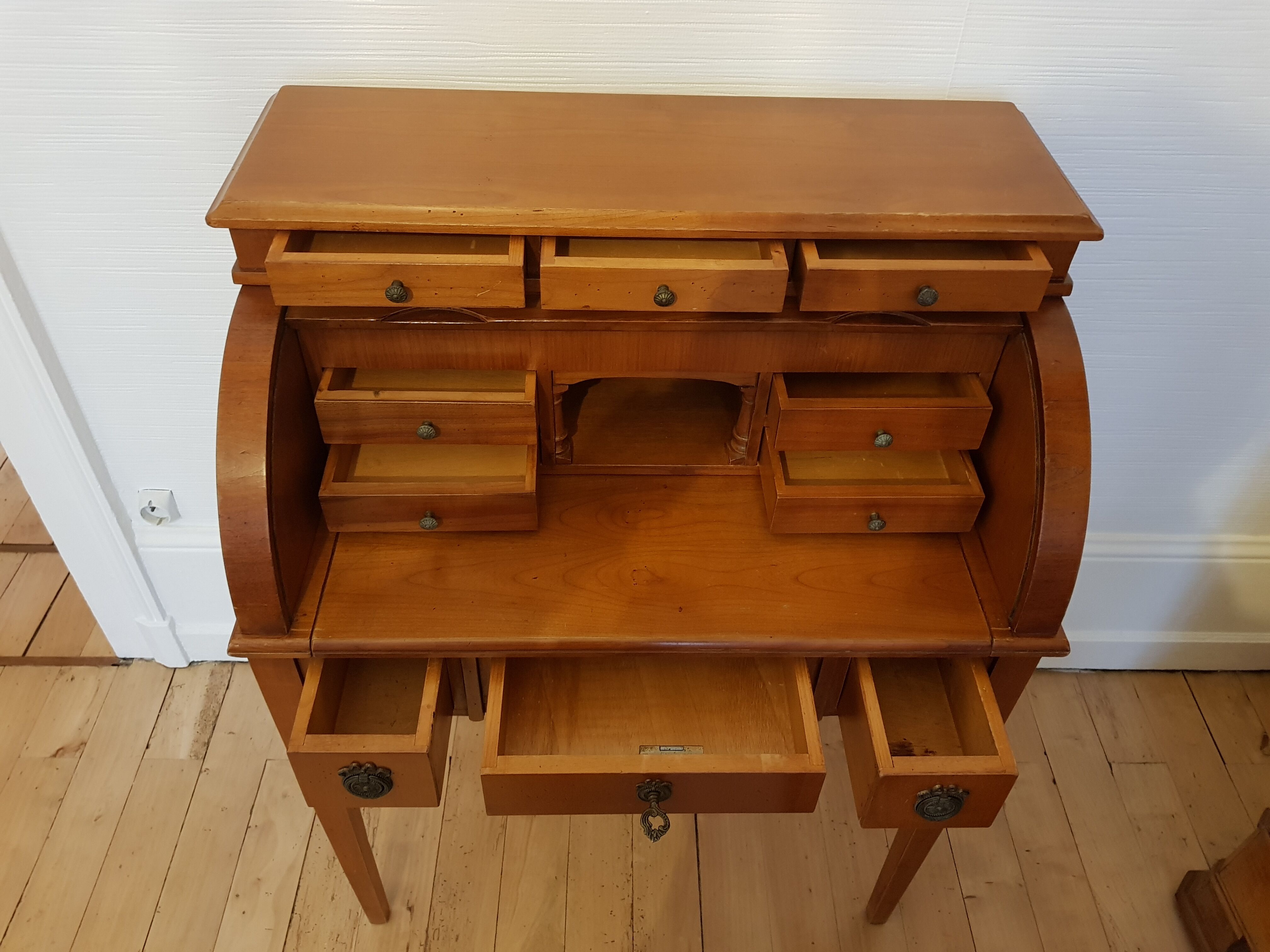 Cylinder desk