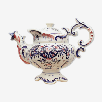 White earthenware tea decorated with rich shapes