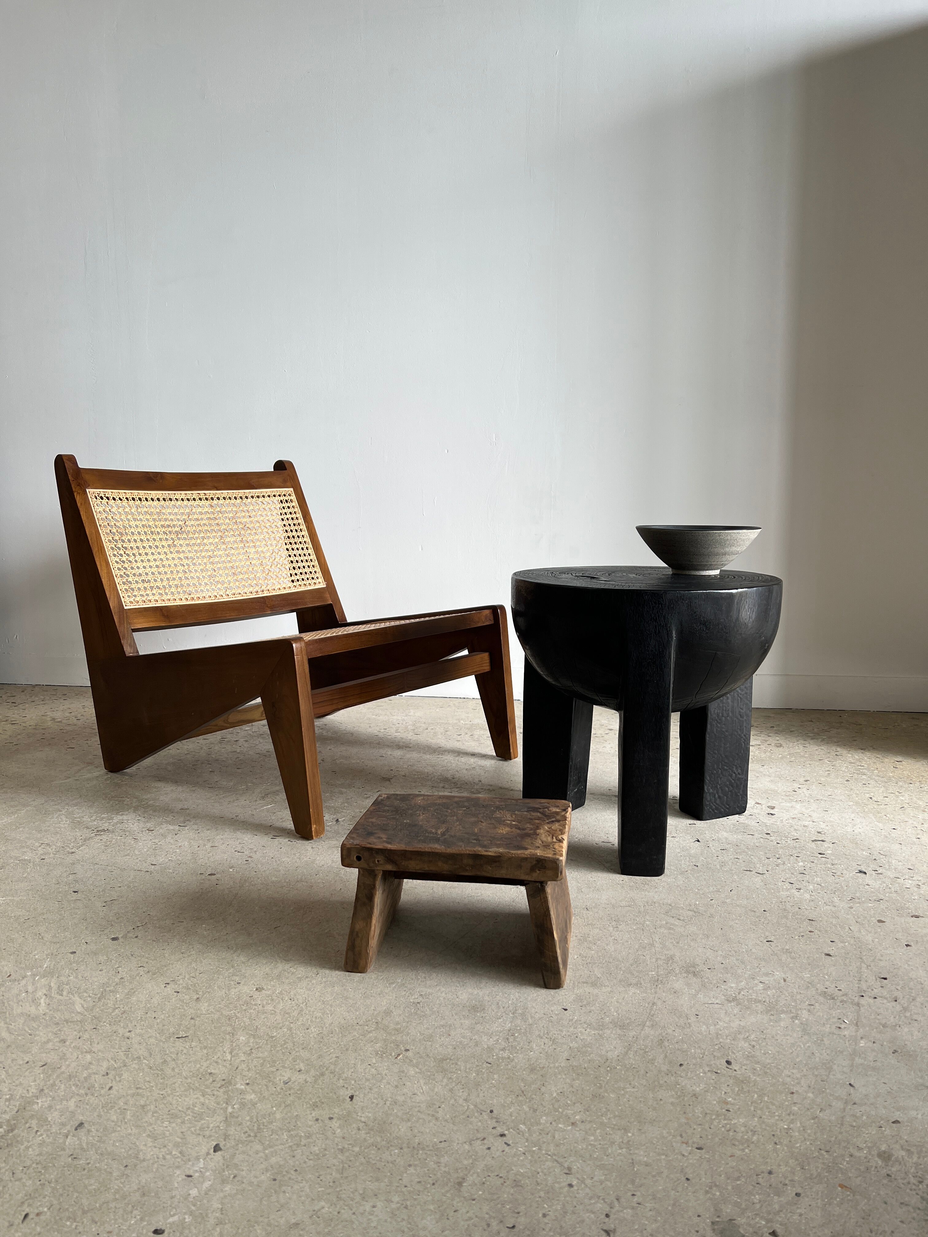 Black mango wood tripod side table with a semi-spherical top, height: 45 cm, diameter: 44 cm.