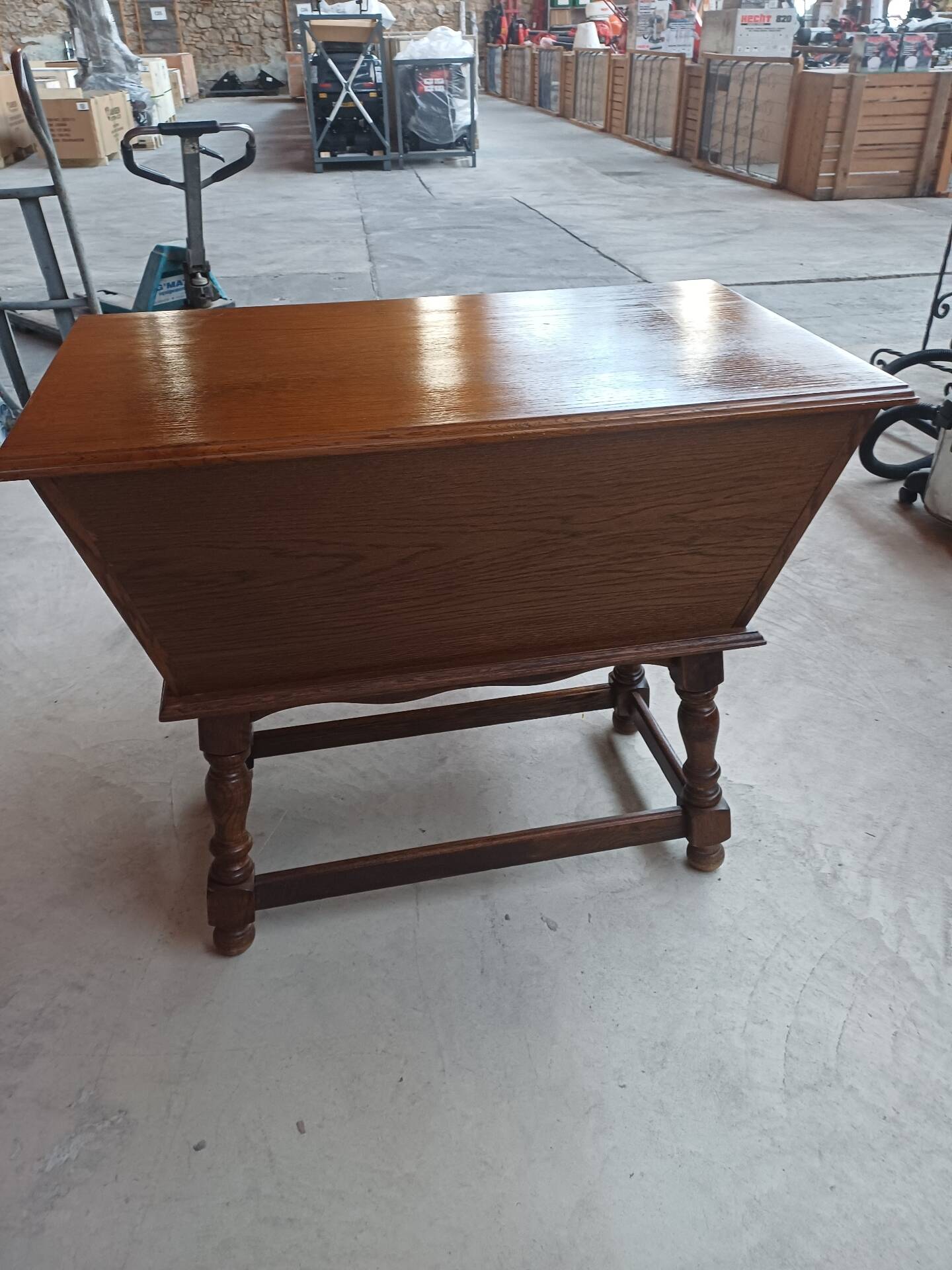 Old-style kneading table - bar - TV