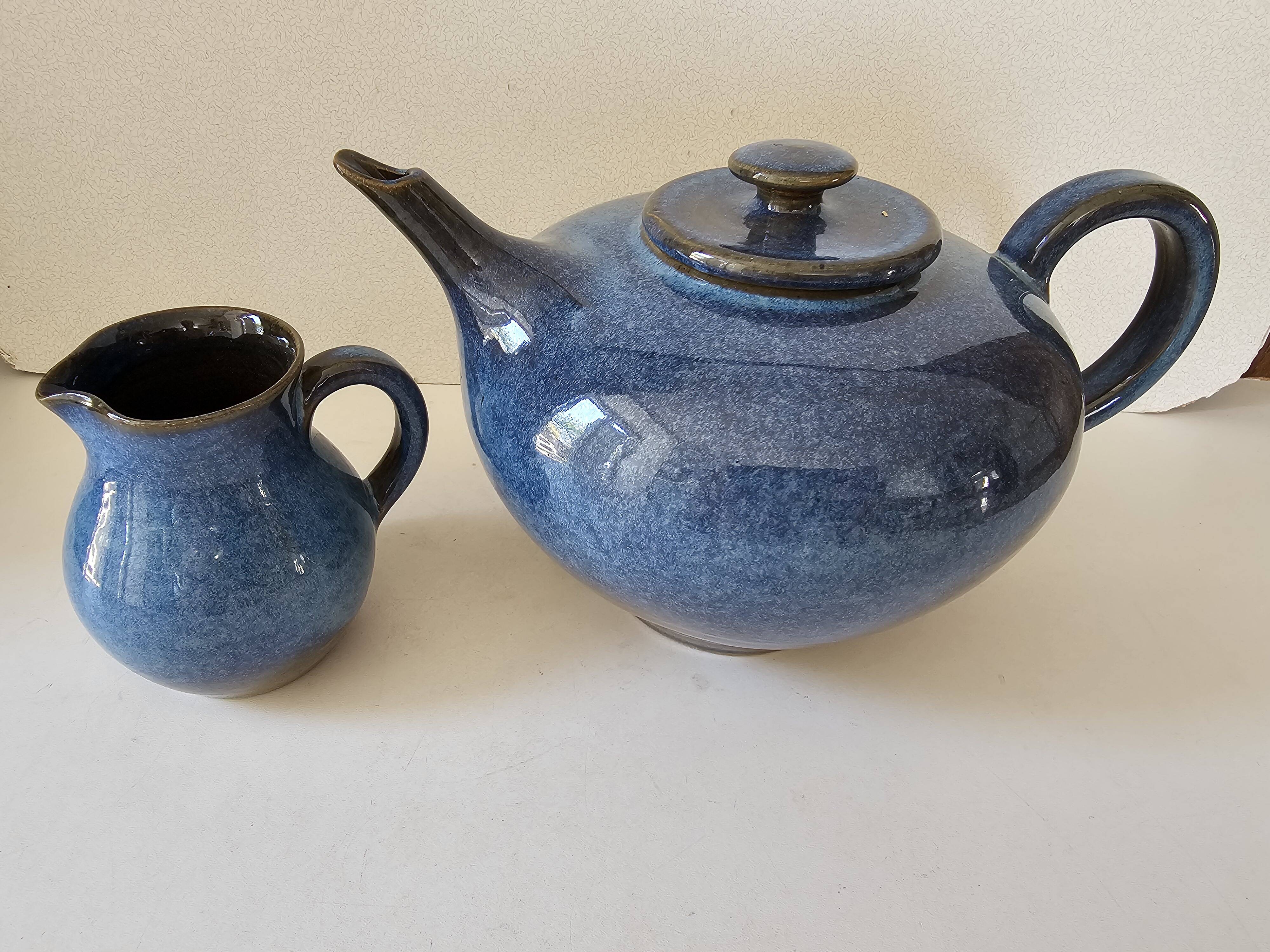 Teapot and milk jug set in glazed ceramic (cobalt blue) design
