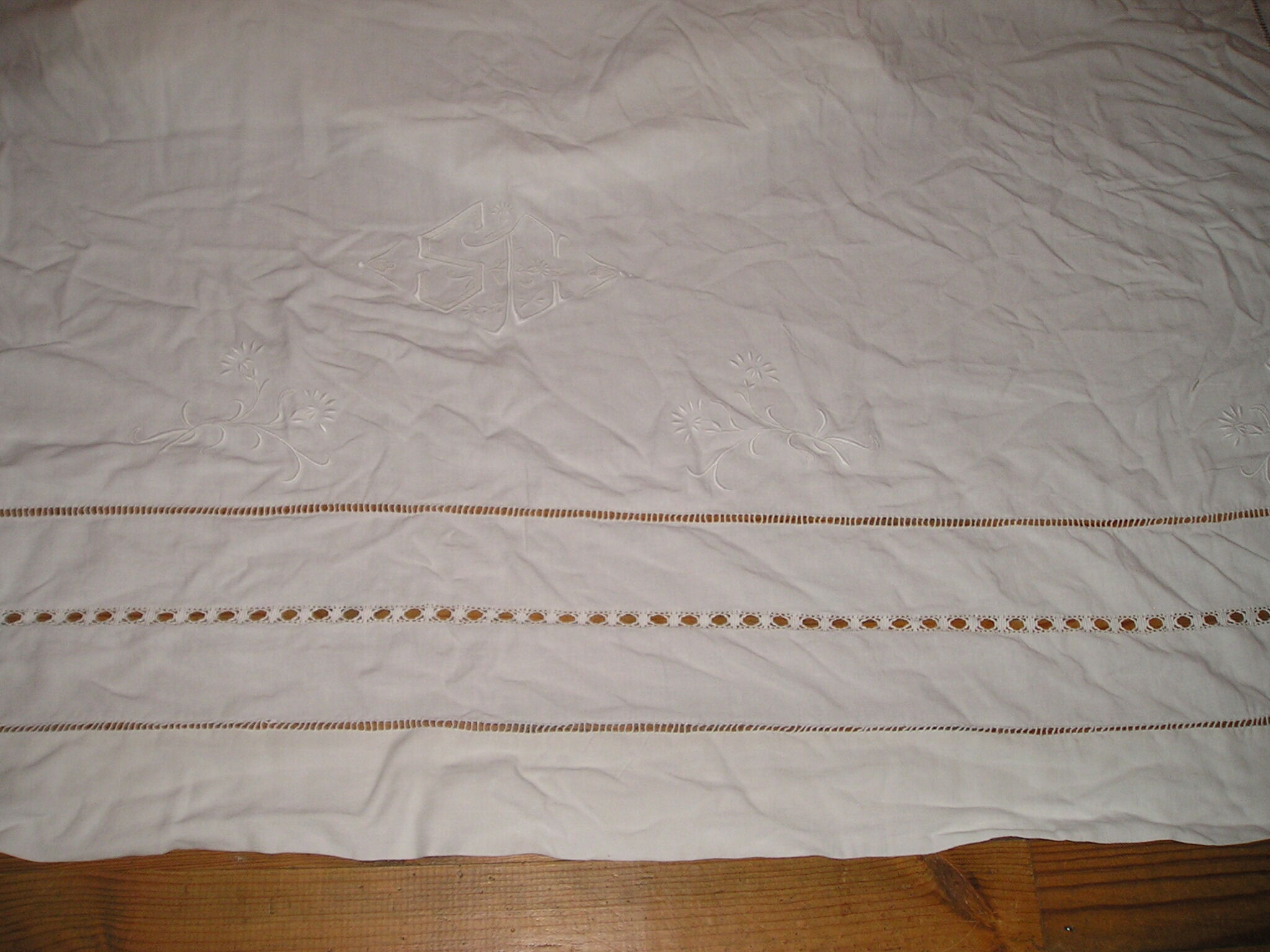 Drap ancien en lin ou métis à 3 rangées de jours avec retour