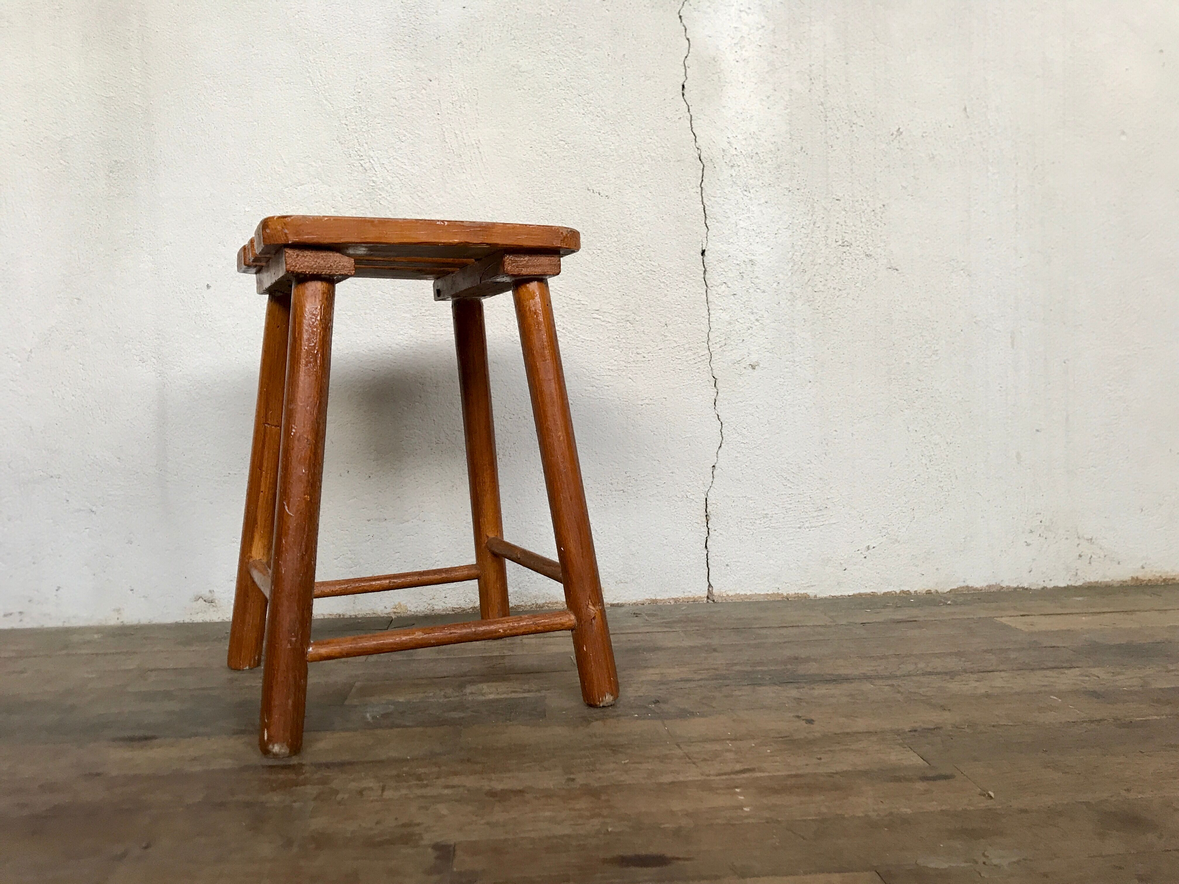 Tabouret primitif brutaliste porte plante tripode bout de canapé bois massif 1950 Décoration meuble