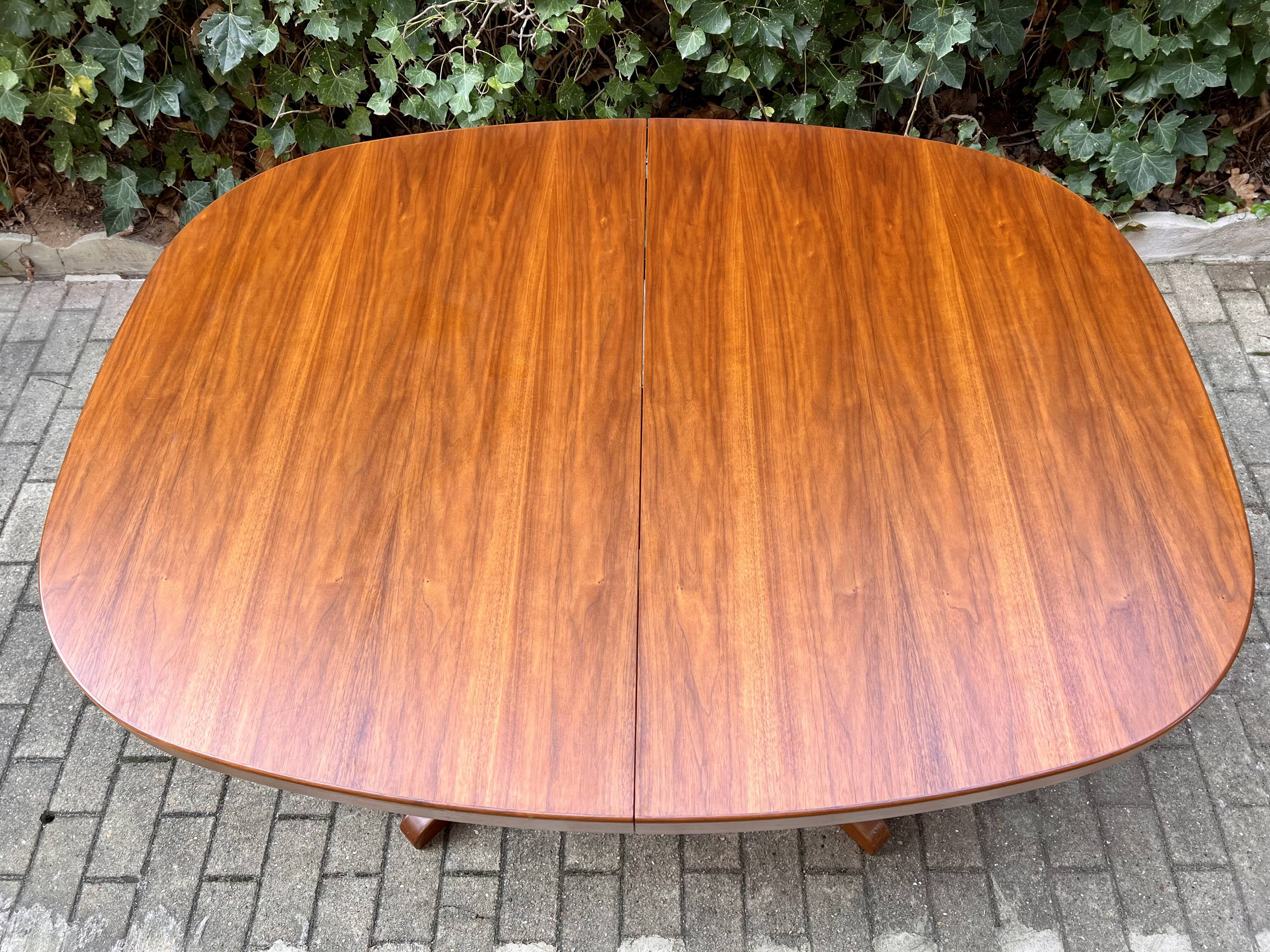 Table en teck extensible à deux rallonges