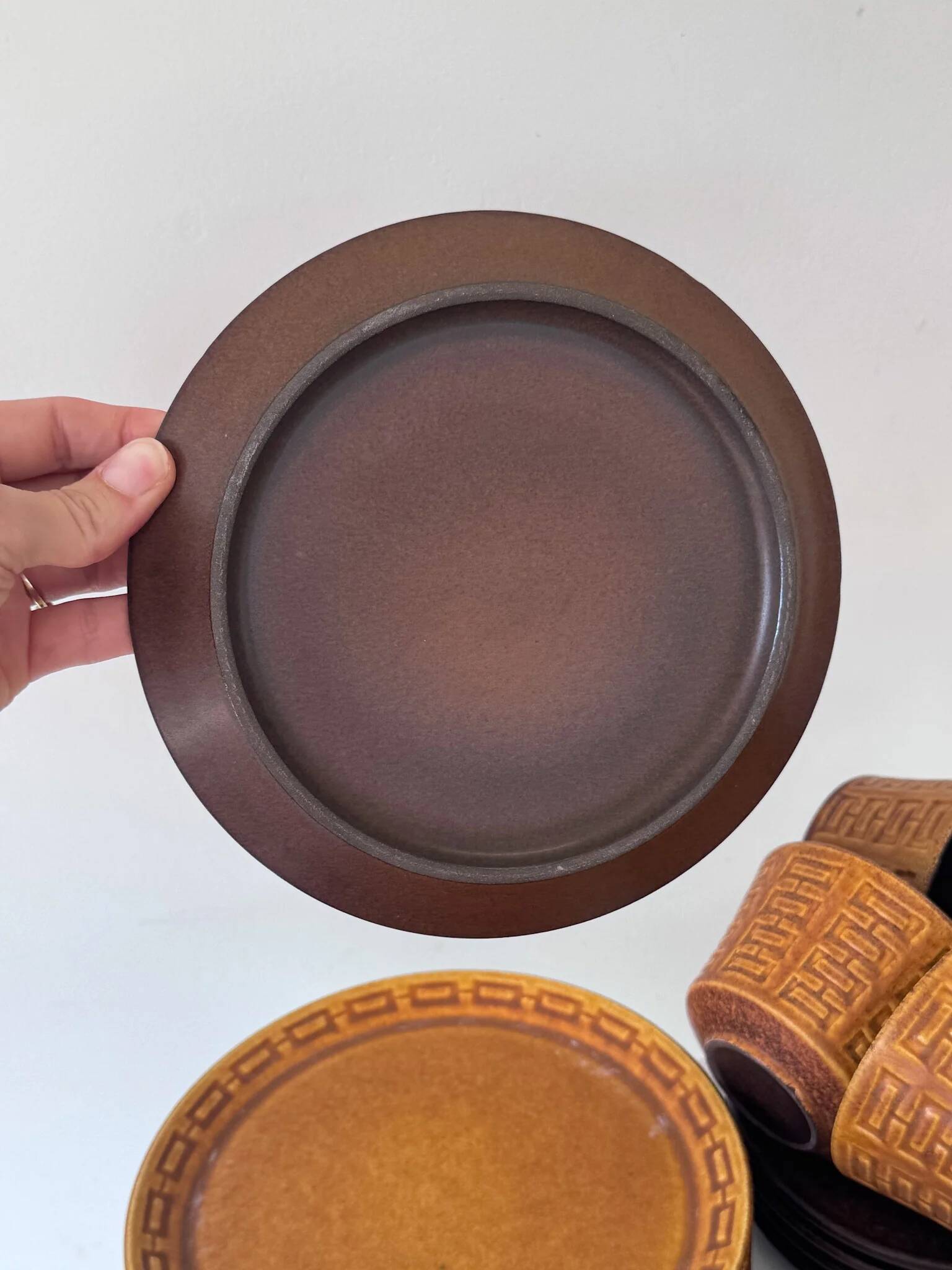 Ceramano tea service "Epsilon" from the 1960s with a raised geometric pattern.