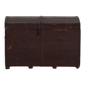 Petit coffre ancien de couleur foncée (vers 1900)