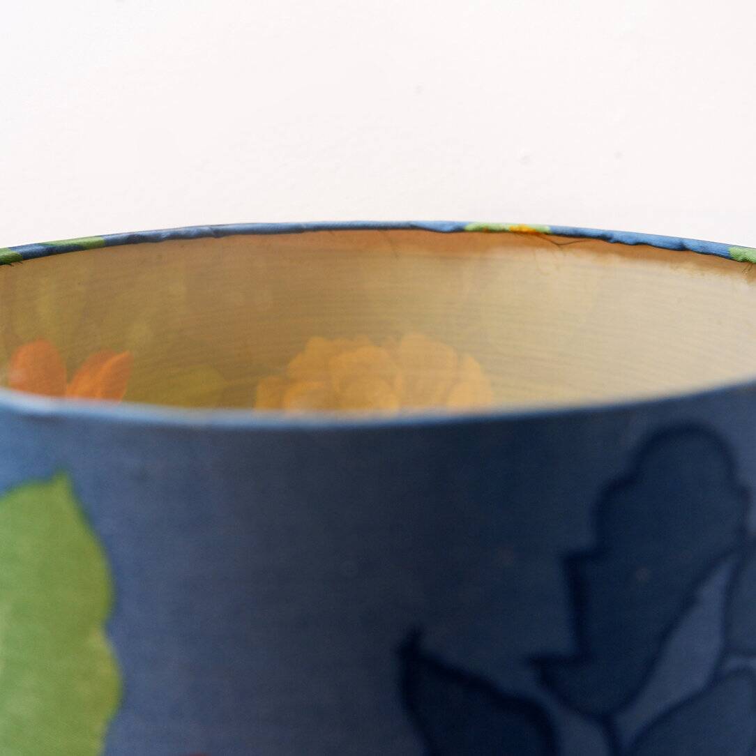 Lampe de table en verre bleu avec abat-jour à fleurs d'origine - années 1960