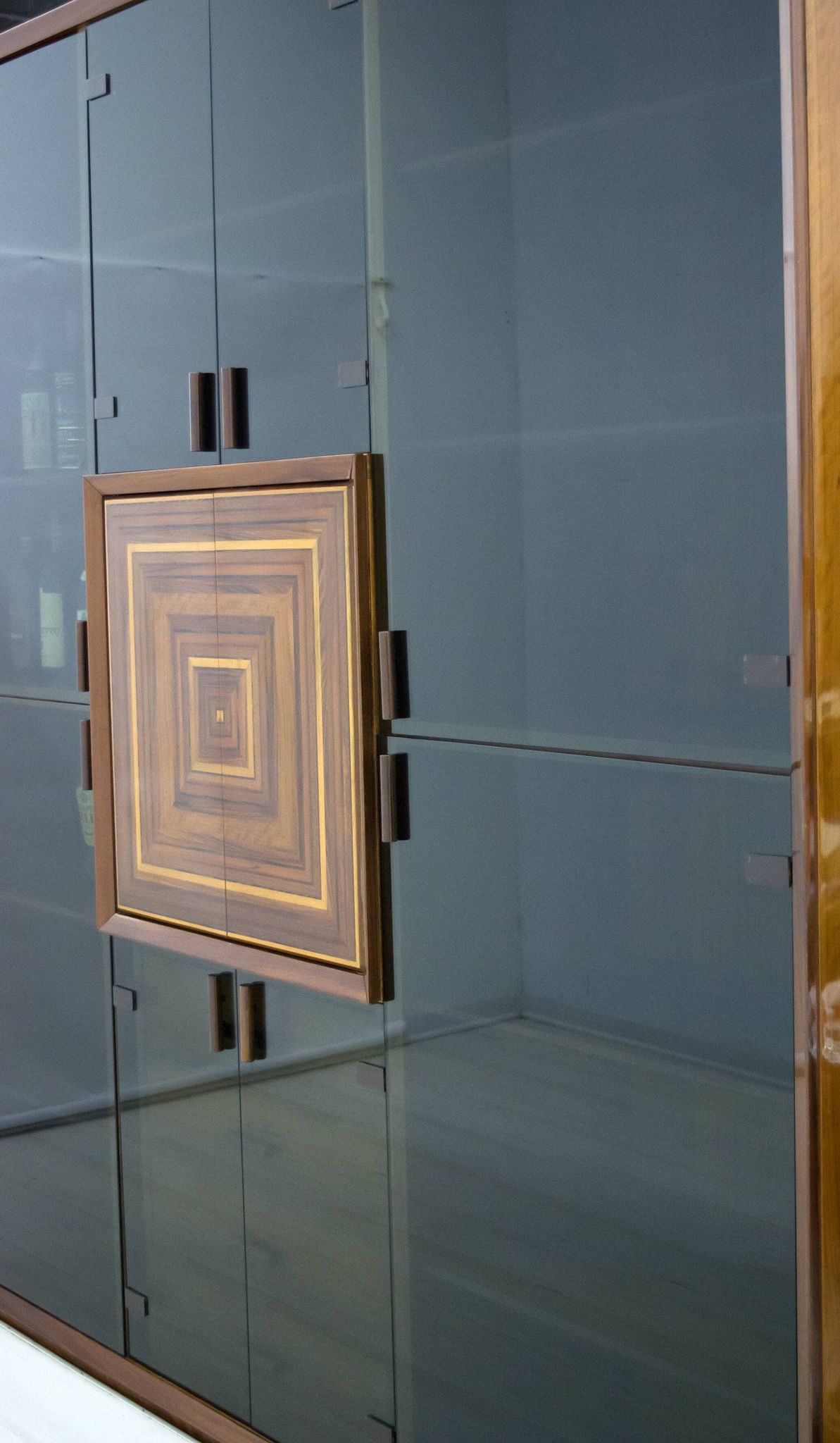 Rare meuble de bar italien marqueté "Paganini", signé Luciano Frigerio, années 1975