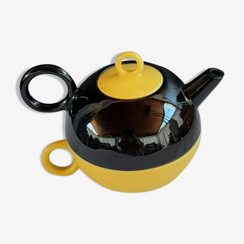 Solitary teapot