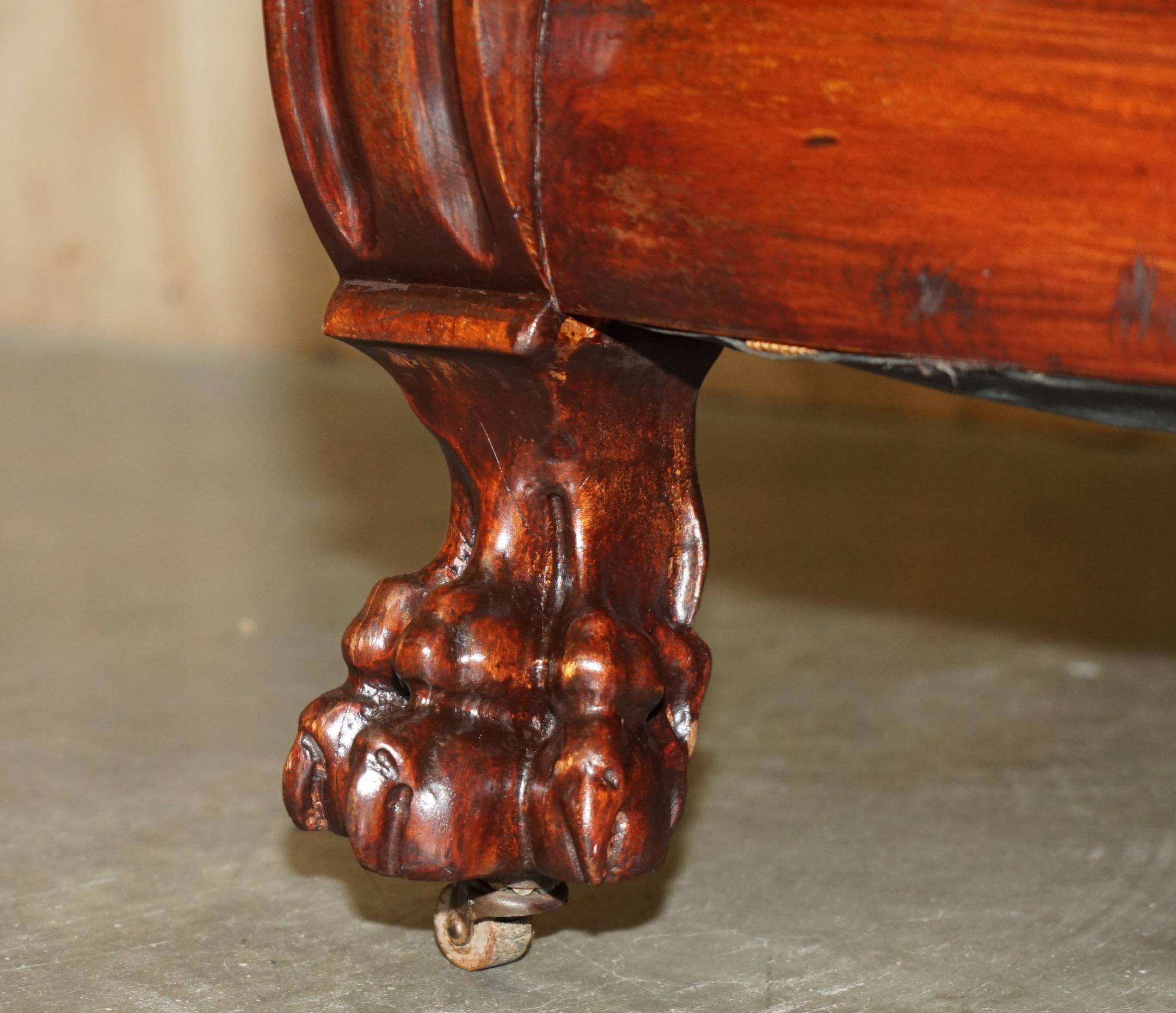 Canapé Chesterfield Ancien Sculpté en Noyer avec Incrustation de Nacre