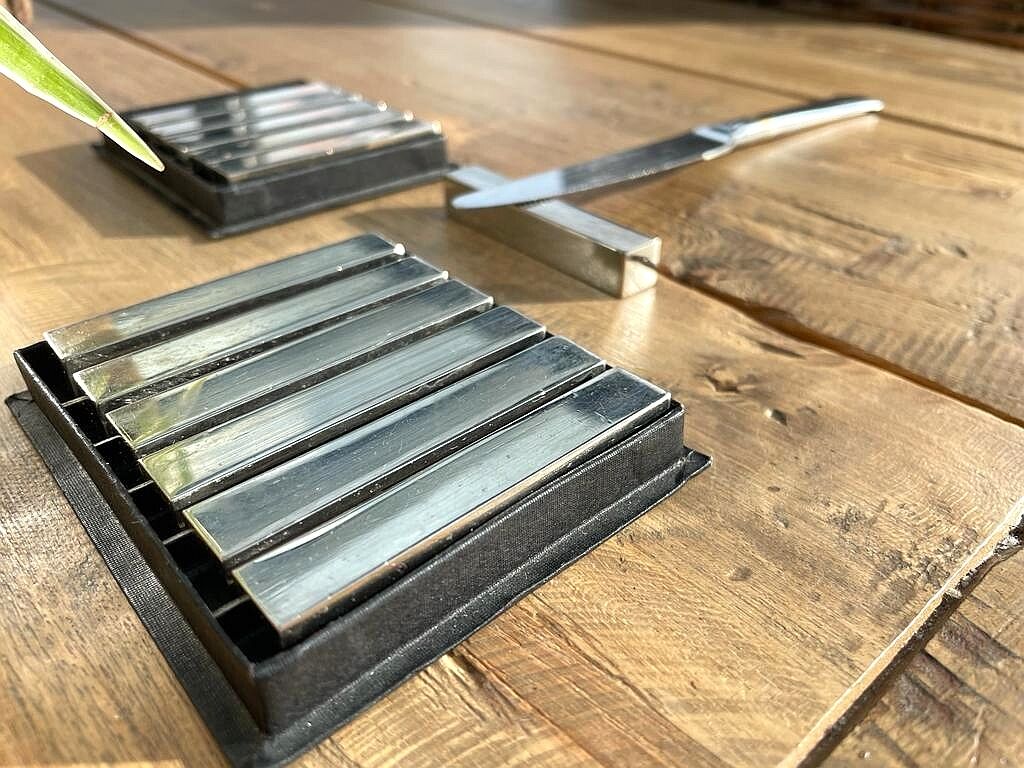 Set of 12 metal knife holders