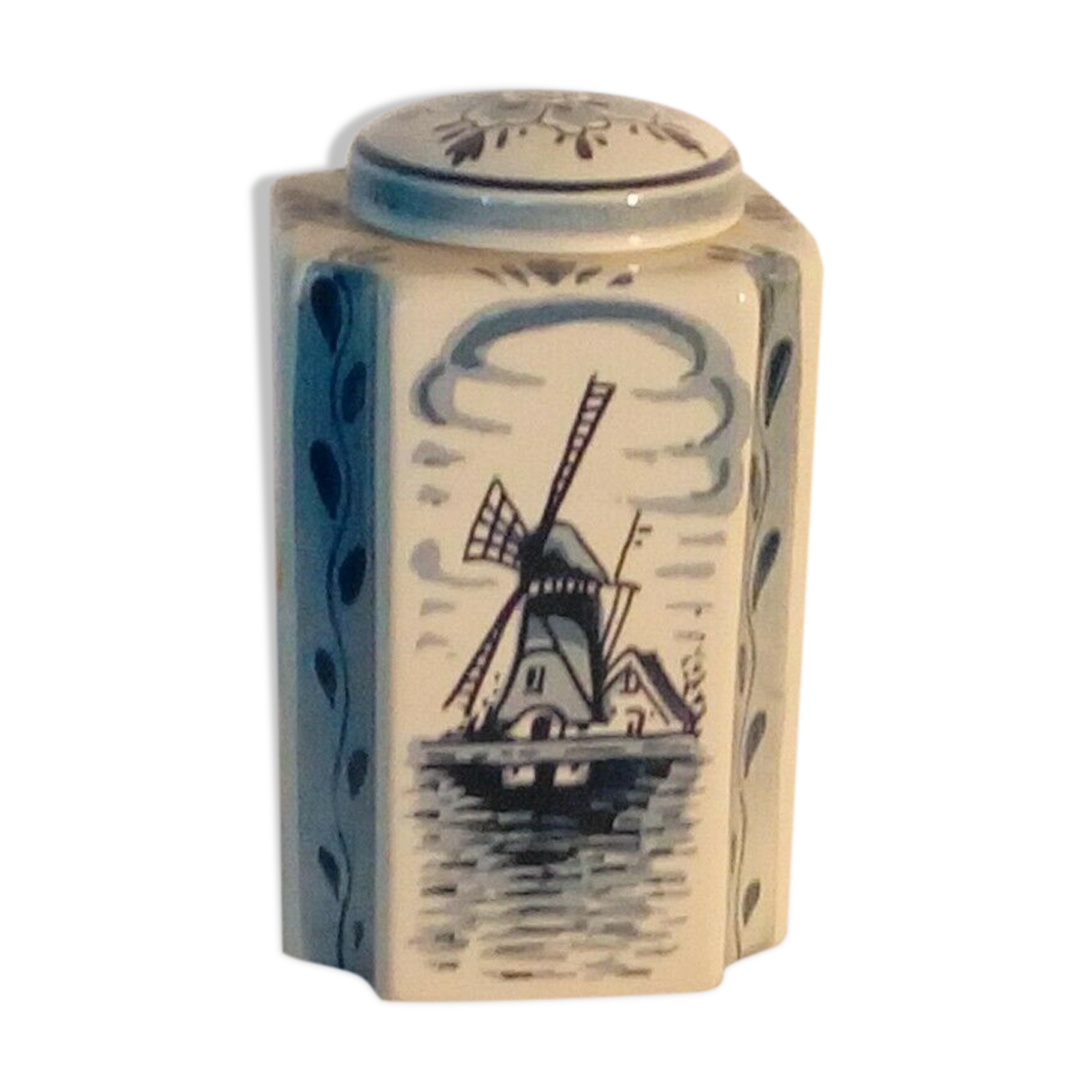 Pot covered in faience of delft blue delfino decor boat mill holland