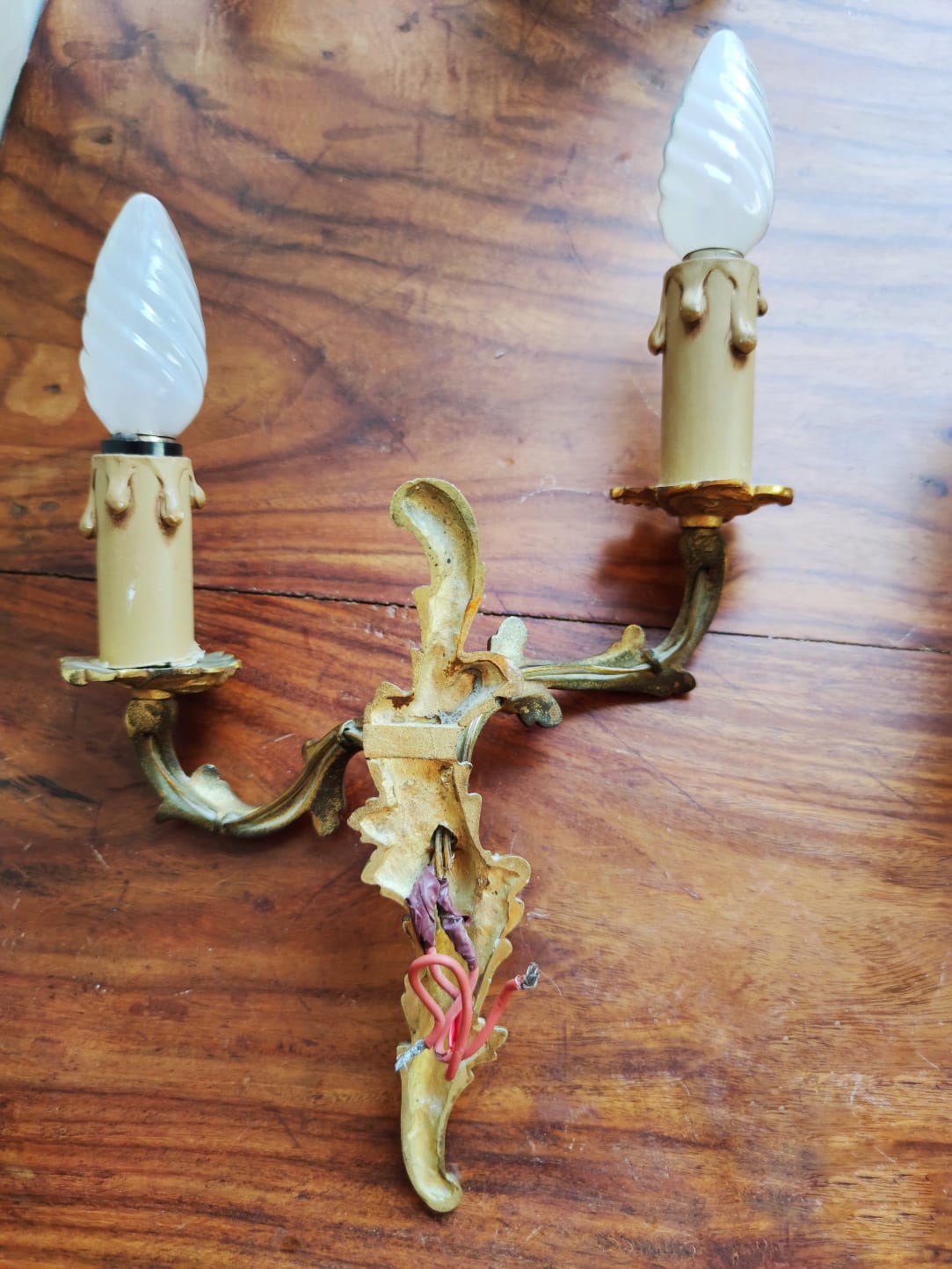 Pair of appliques with two arms of light with a leafy decoration