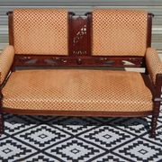 Ancienne banquette en bois et velours orange
