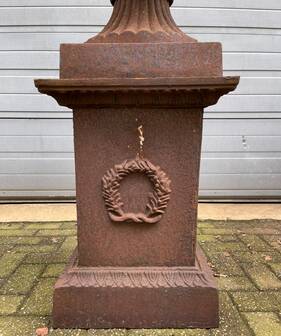 Jardinière en fonte avec piédestal