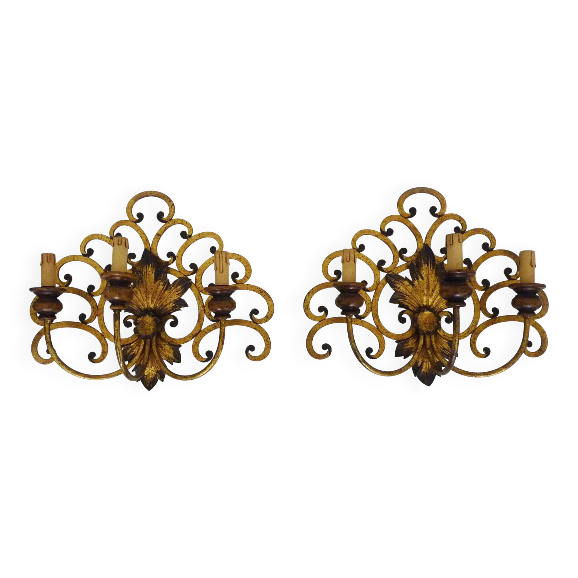 Large pair of Italian wall sconces in gilded wrought iron, 3 lights. 50